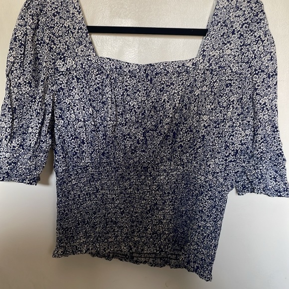 Universal Thread blouse. Large. NWT. Blue & white floral. Puffy sleeves. Pretty - Picture 5 of 6